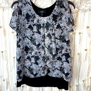 🌸 AGB black pink floral top. Size small.